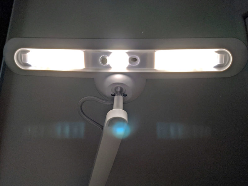 BenQ Wit MindDuo LEDデスクライト_「導光ルーバー」を採用し光の反射角度が緻密に計算