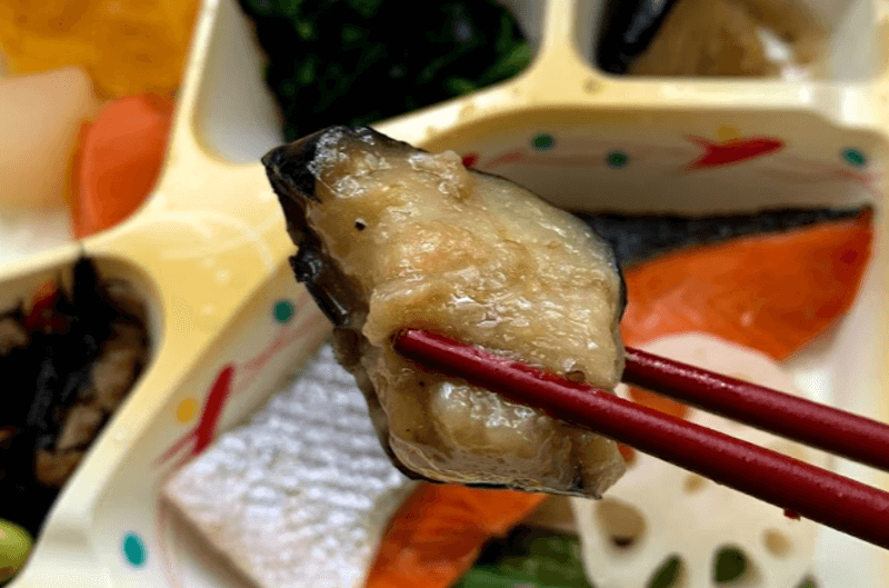 ニチレイフーズダイレクトの紅鮭の塩焼きとおかず6種_焼きナス